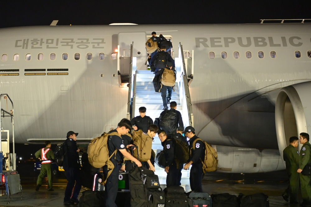 Los miembros del Equipo de Socorro en Casos de Desastre de Corea (KDRT, por sus siglas en inglés) embarcan el 2 de septiembre en el avión KC-330 de la Fuerza Aérea, en la Base Aérea de Seúl, en Seongnam, en la provincia de Gyeonggi-do. | Ministerio de Asuntos Exteriores 