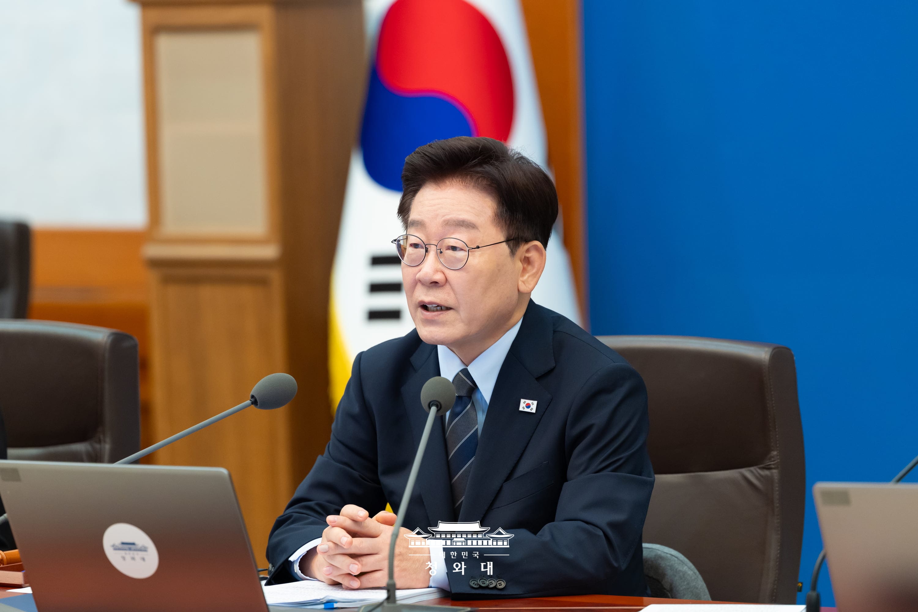 El presidente Lee Jae Myung interviene durante la reunión del Consejo de Ministros celebrada el 1 de septiembre, en la oficina presidencial Cheong Wa Dae, en el distrito de Jongno-gu, en Seúl. | Cheong Wa Dae