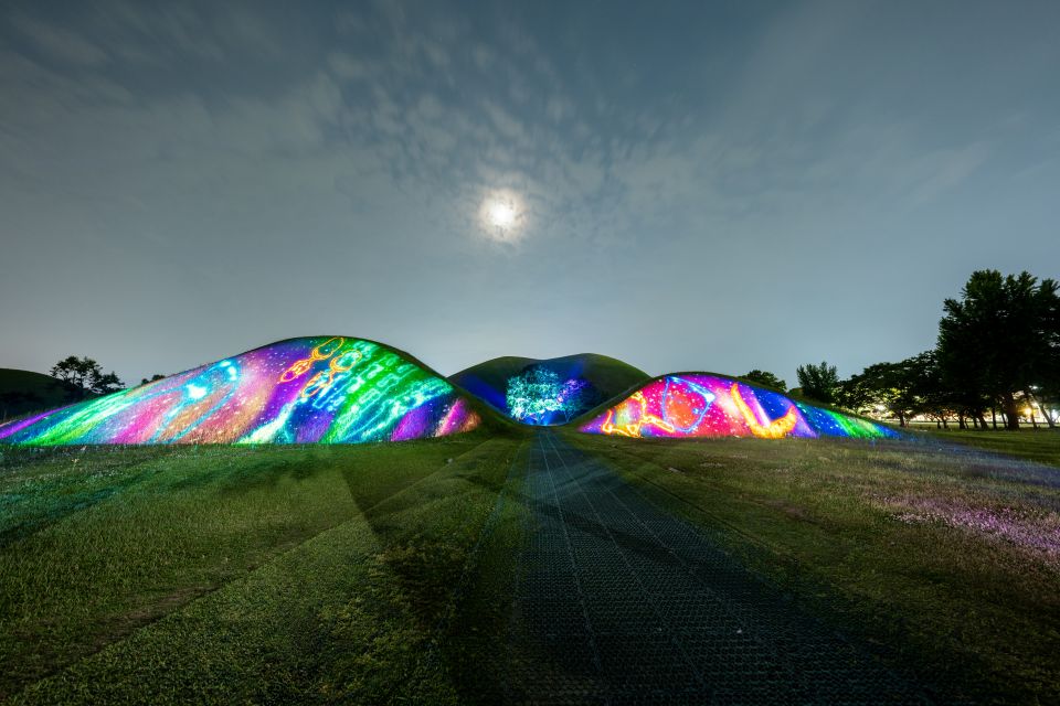  El complejo de t&uacute;mulos Daereungwon es iluminado por el espect&aacute;culo nocturno 'Korean Heritage Media Art'. | Sitio web de la campa&ntilde;a Visita al Patrimonio Cultural de Corea