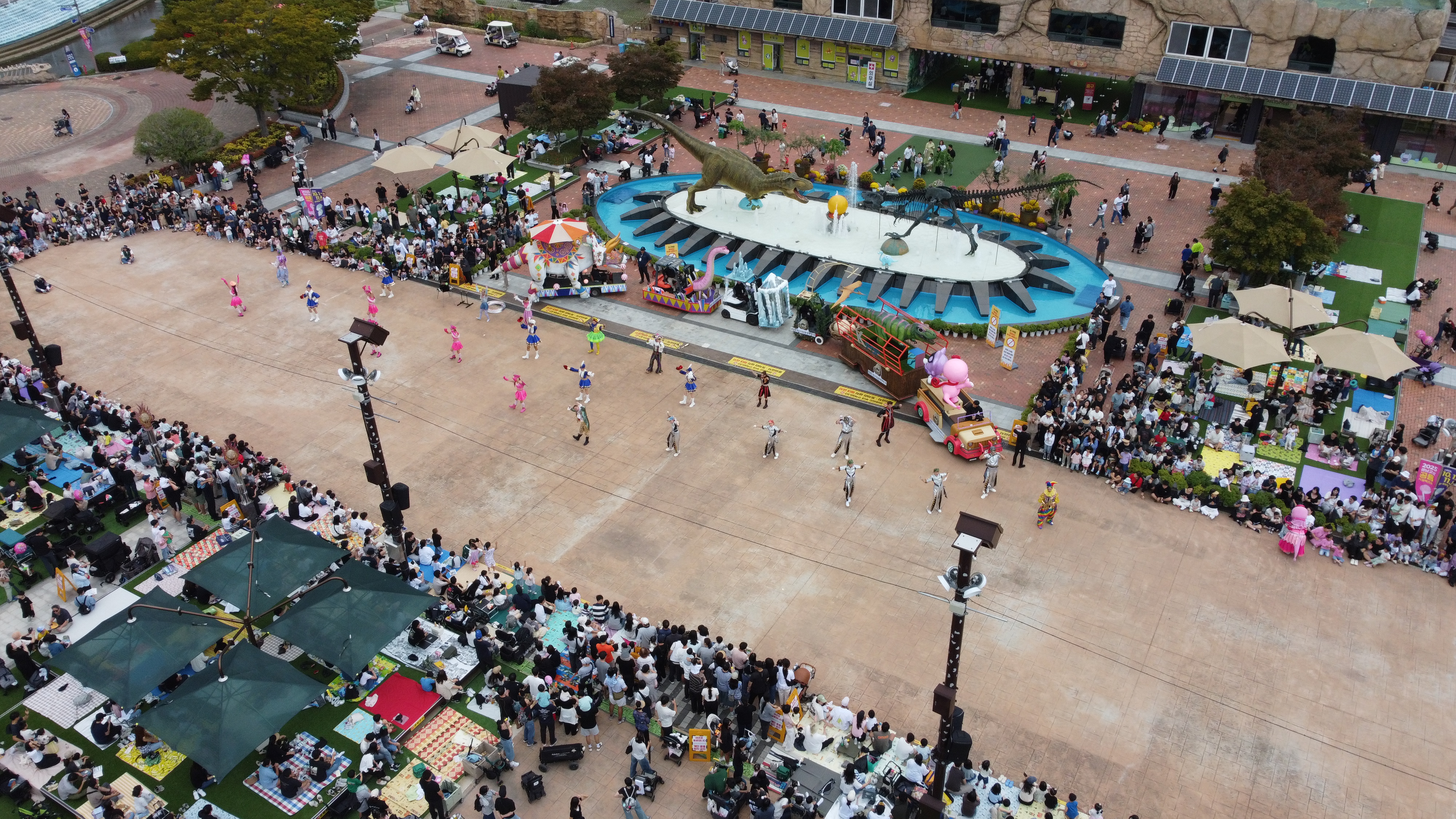 La foto muestra uno de los desfiles tem&aacute;ticos de la Expo Mundial de Dinosaurios de Goseong, celebrada en septiembre de 2025, en el condado de Goseong-gun, en la provincia de Gyeongsangnam-do. | Fundaci&oacute;n de Cultura y Turismo de Goseong