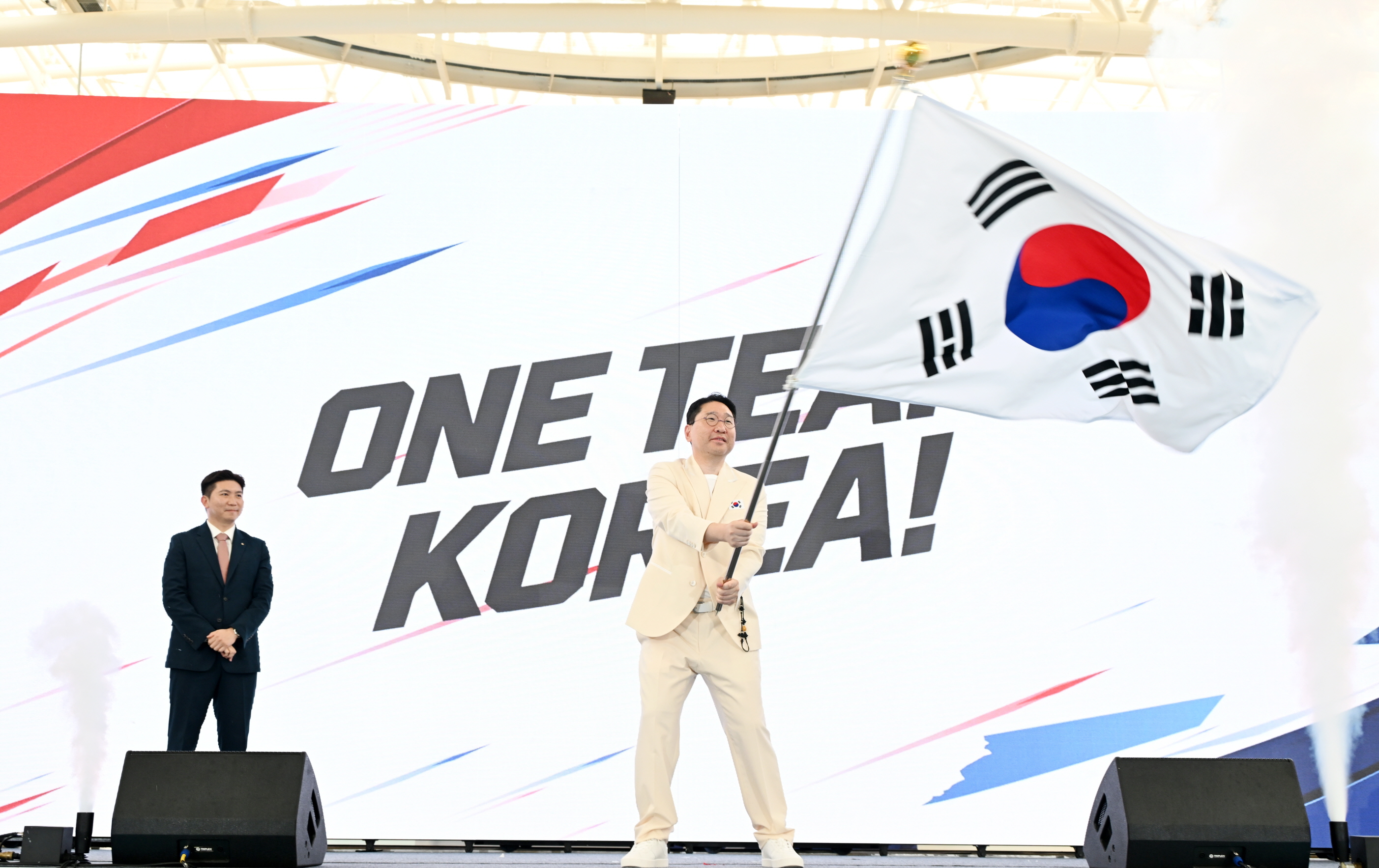 Lee Sang Hyun, representante de la delegaci&oacute;n coreana, ondea la bandera de Corea durante la ceremonia de juramento celebrada el 3 de septiembre en el vel&oacute;dromo del Centro Nacional de Entrenamiento de Jincheon, ubicado en el condado de Jincheon-gun, provincia de Chungcheongbuk-do. | Comit&eacute; Deportivo y Ol&iacute;mpico de Corea
