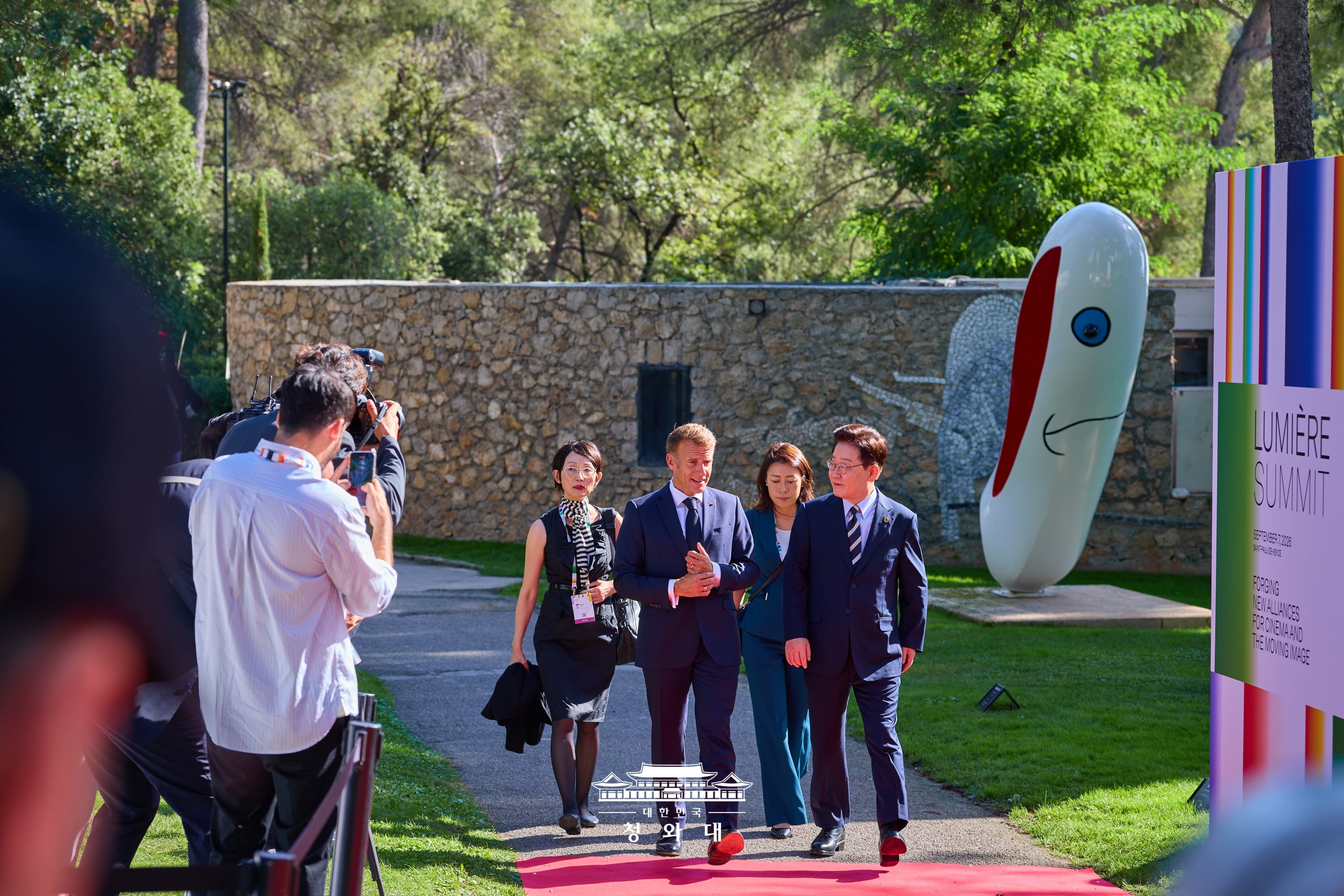El presidente Lee Jae Myung (derecha) y su homólogo francés, Emmanuel Macron, se dirigen el 7 de septiembre (hora local) a la Fundación Maeght en Saint-Paul-de-Vence, en el sur del país europeo, para participar en la 'Cumbre Lumière'.