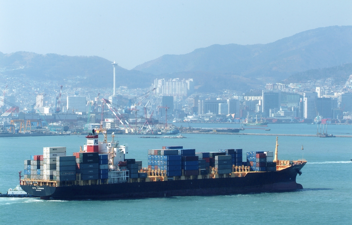 Un buque portacontenedores vinculado a las industrias de servicios portuarios ingresa al puerto de Busan. |  Autoridad Portuaria de Busan