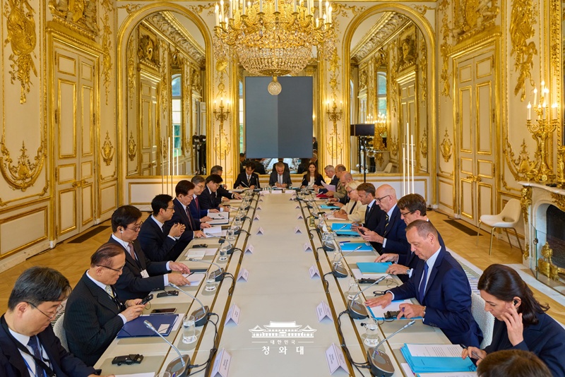 El presidente Lee Jae Myung (quinto desde la fila de la izquierda) asiste a la cumbre ampliada con el presidente Emmanuel Macron (quinto desde la fila de la derecha) en el Palacio del El&iacute;seo, en Par&iacute;s, el 8 de septiembre (hora local). | Cheong Wa Dae