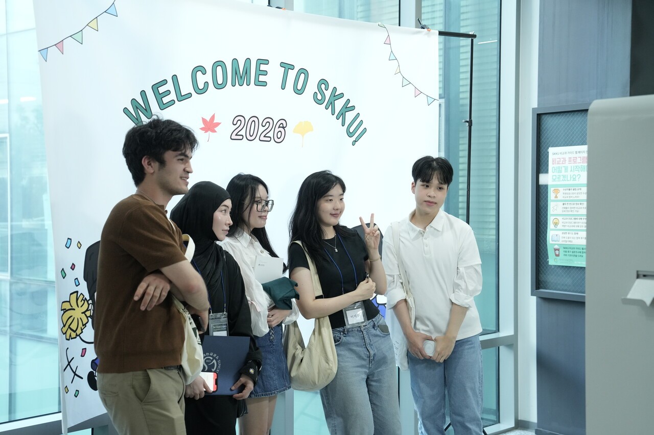Unos estudiantes extranjeros matriculados para el segundo semestre de 2026 en la Universidad Sungkyunkwan posan para una foto durante la fiesta de bienvenida, celebrada el 27 de agosto, en el Edificio Internacional del Campus de Humanidades y Ciencias Sociales de la institución. | Universidad Sungkyunkwan