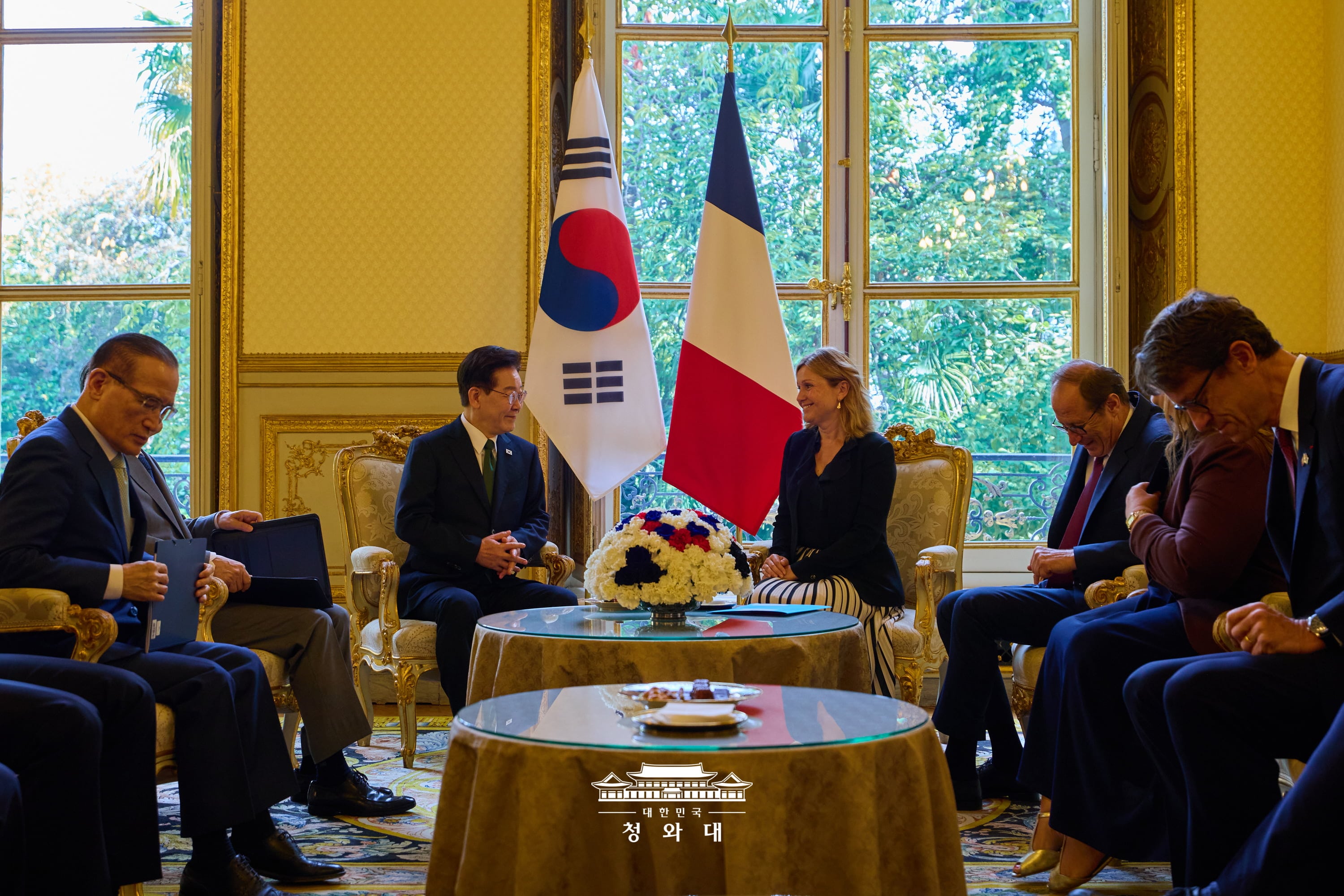 El presidente Lee Jae Myung (tercero desde la izda.) sostiene una reuni&oacute;n con Ya&euml;l Braun-Pivet, presidenta de la Asamblea Nacional francesa, el 9 de septiembre en su residencia oficial en Par&iacute;s. en Francia.