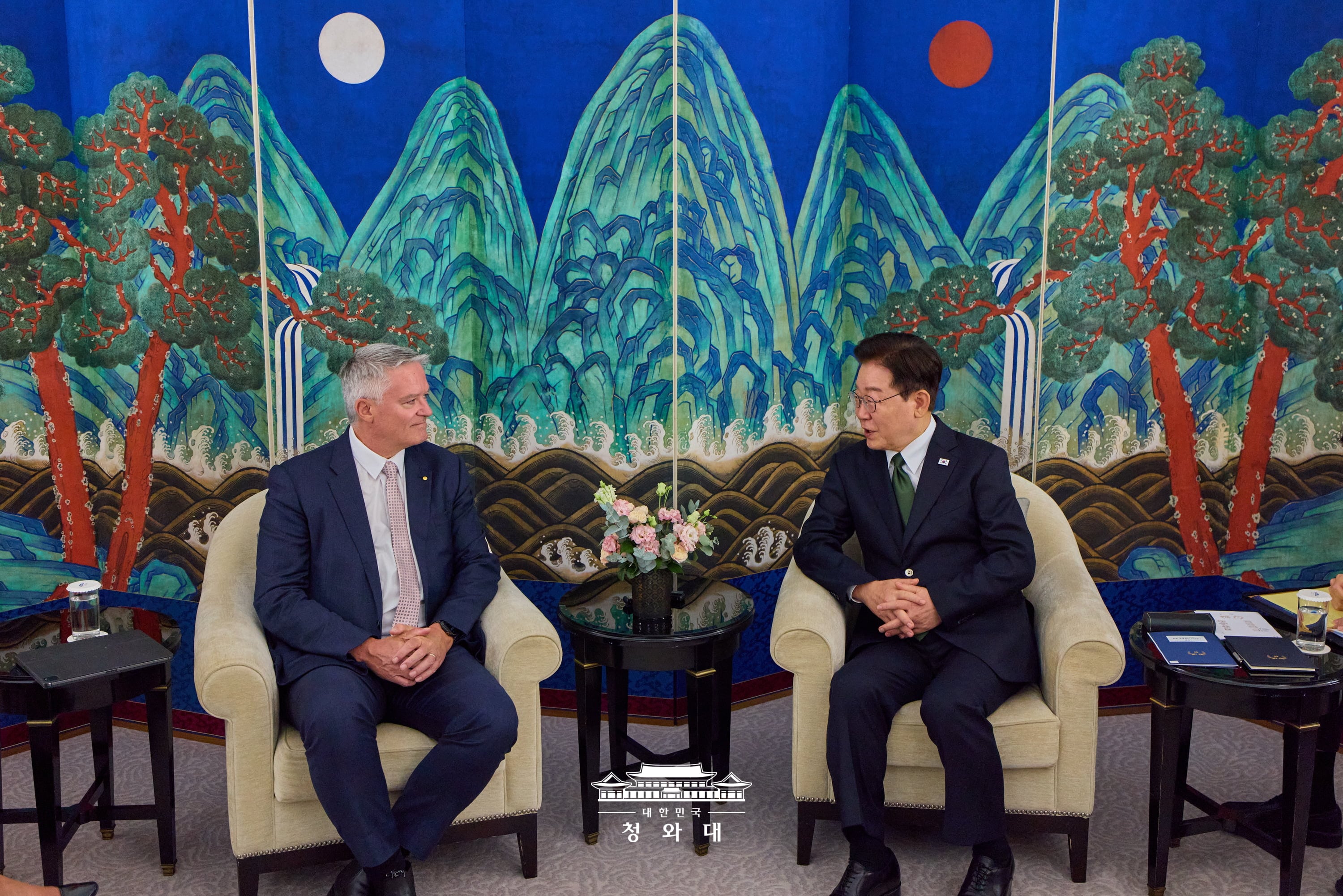 El presidente Lee Jae Myung (derecha) conversa con Mathias Cormann, secretario general de la Organizaci&oacute;n para la Cooperaci&oacute;n y el Desarrollo Econ&oacute;micos (OCDE), durante un encuentro celebrado el 9 de septiembre en un hotel de Par&iacute;s, en Francia.