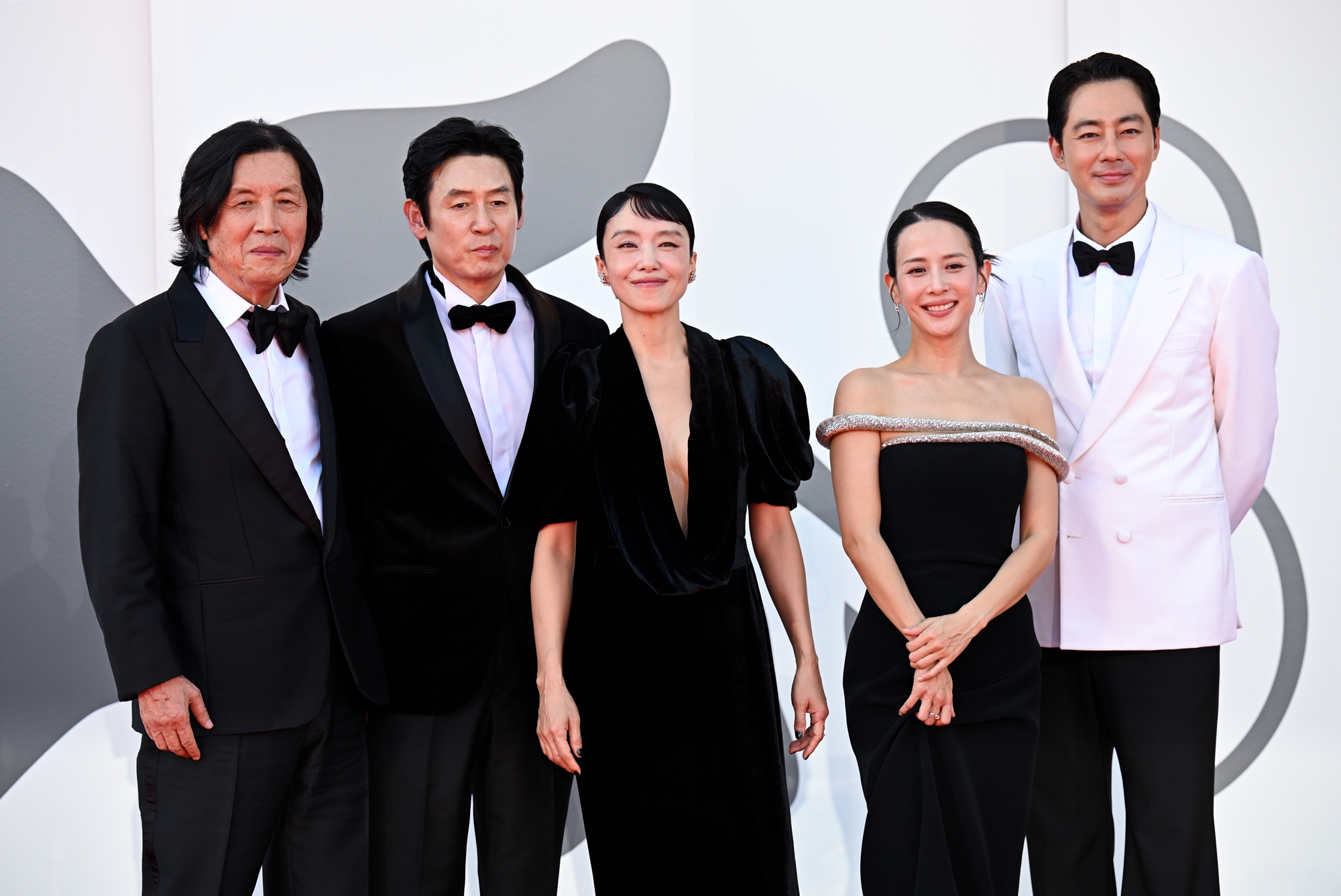 El director coreano Lee Chang-dong y el elenco de la película 'Un amor posible' posan ante la prensa en la alfombra roja de la 83ª edición del Festival Internacional de Cine de Venecia, el 6 de septiembre (hora local), en Italia. De izquierda a derecha: el director Lee Chang-dong y los actores Sol Kyung-gu, Jeon Do-yeon, Cho Yeo-jeong y Zo In-sung. | Netflix