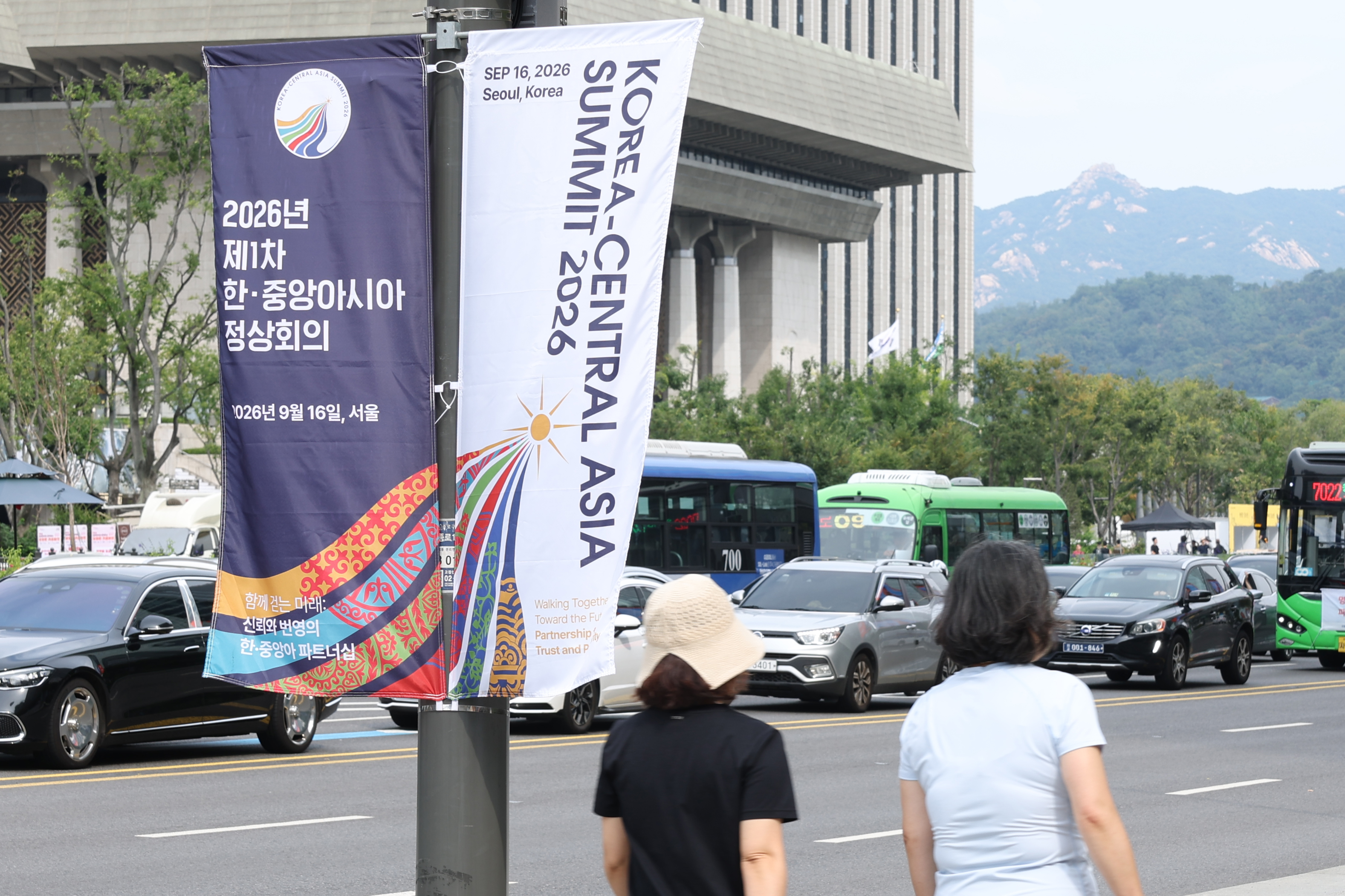 La foto muestra el p&oacute;ster oficial de la 1&ordf; Cumbre Corea-Asia Central. | Park Daejin
