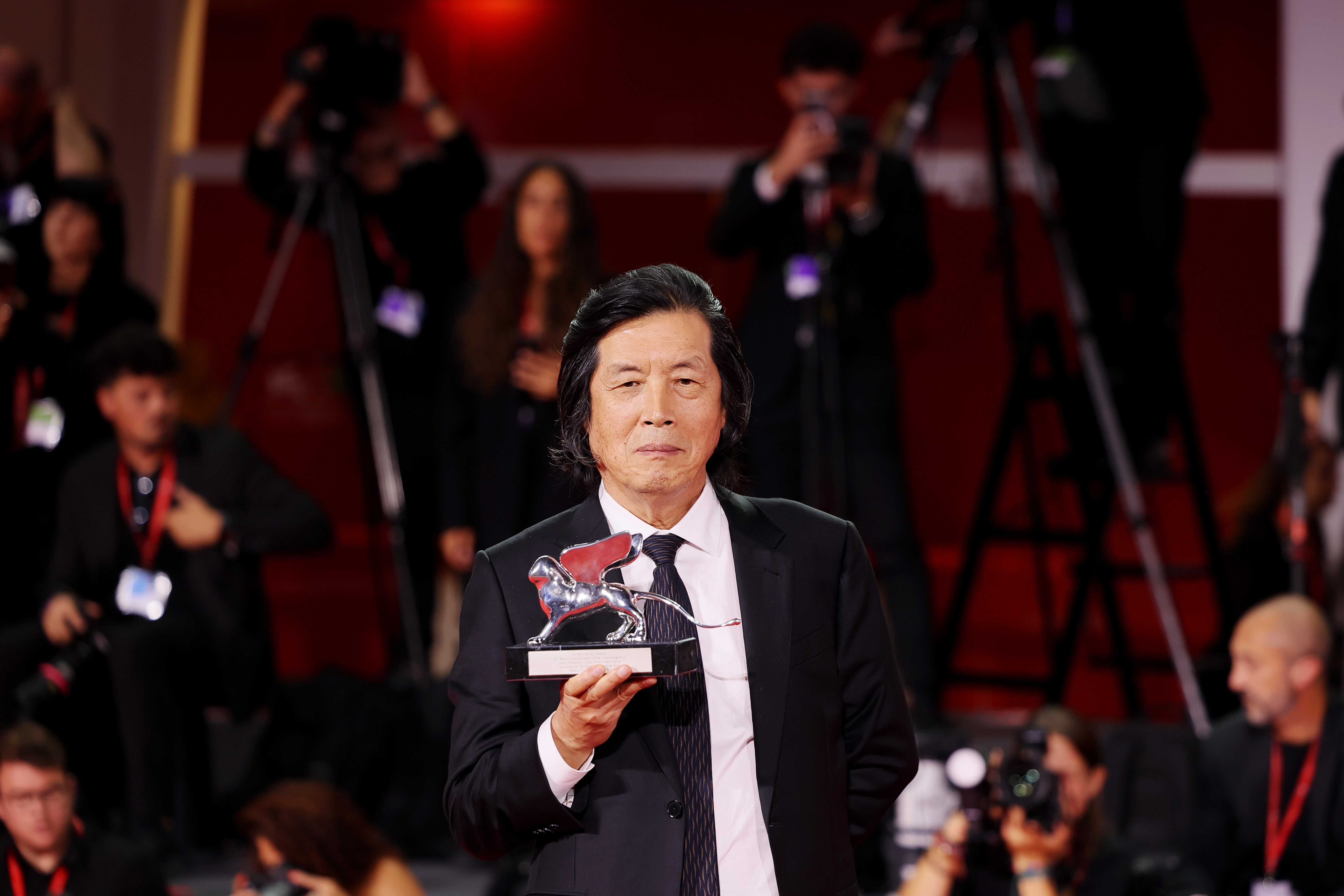 El director coreano Lee Chang-dong posa tras recibir el Gran Premio del Jurado, durante la ceremonia de clausura de la 83ª edición del Festival Internacional de Cine de Venecia, el 12 de septiembre (hora local). | Getty Images