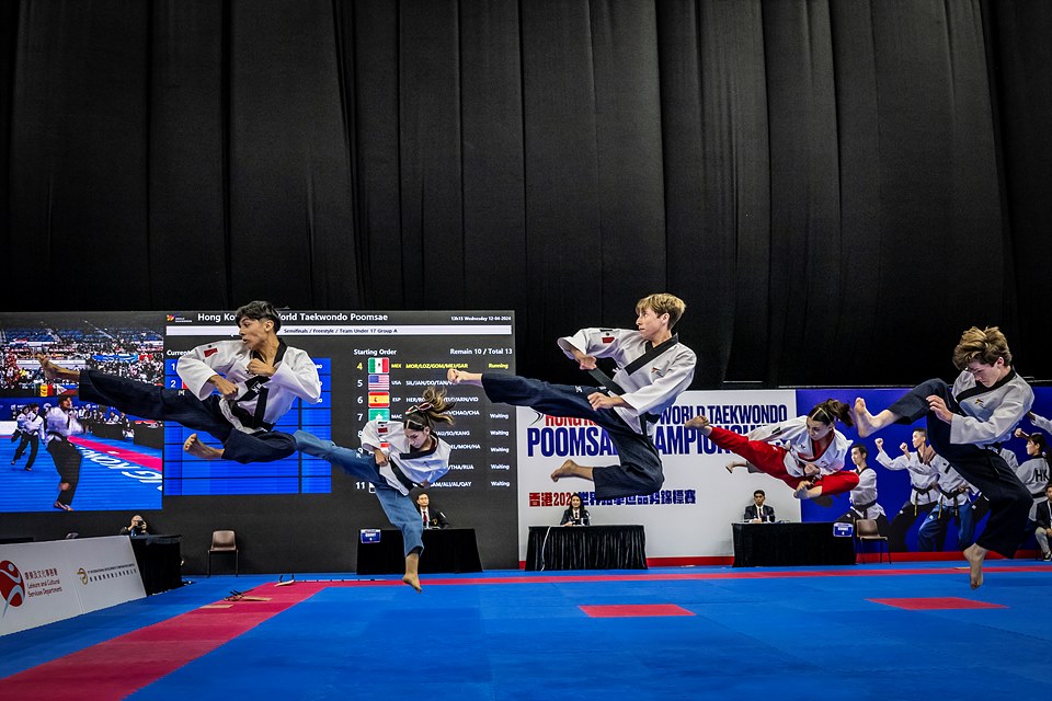 Unos atletas compiten en una de las pruebas del Campeonato Mundial de Poomsae de Taekwondo 2024 en Hong Kong. | Sitio oficial del Campeonato Mundial de Poomsae de Taekwondo