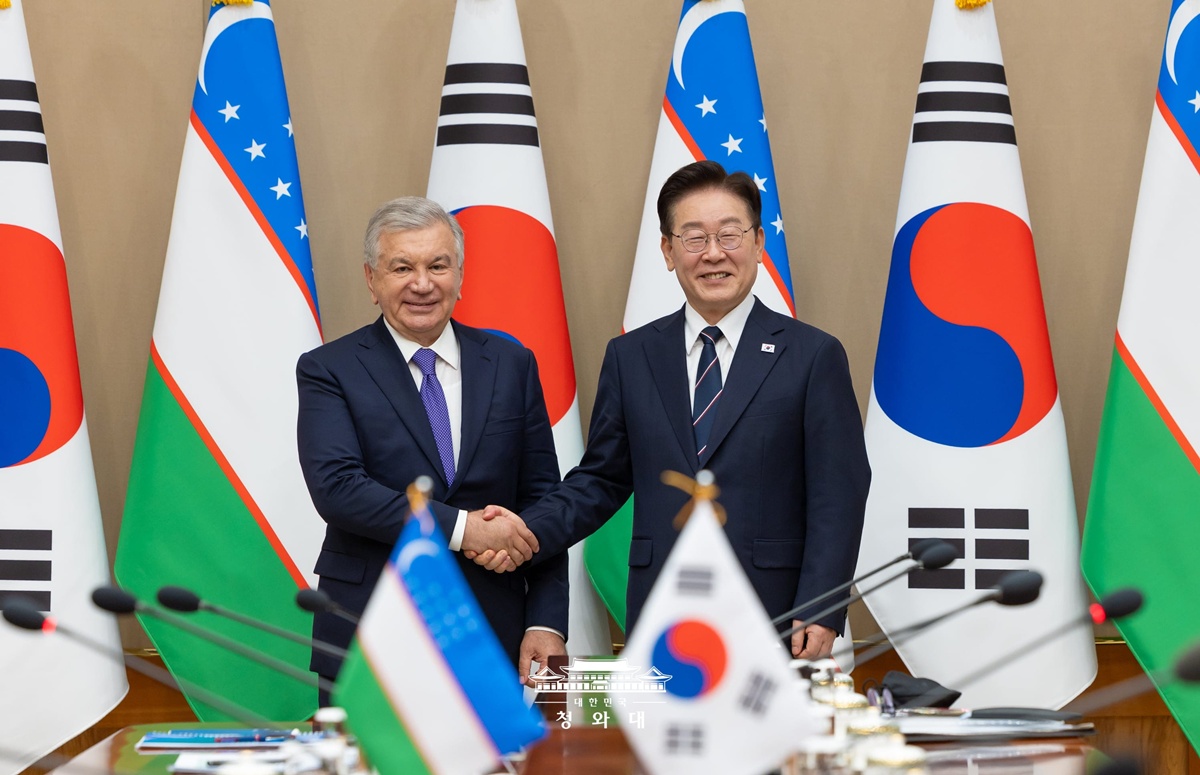 El presidente Lee Jae Myung (derecha) estrecha la mano de su hom&oacute;logo uzbeko, Shavkat Mirziyoyev, durante la cumbre bilateral celebrada el 14 de septiembre en la oficina presidencial Cheong Wa Dae, en el distrito de Jongno-gu, en Se&uacute;l. | Cheong Wa D