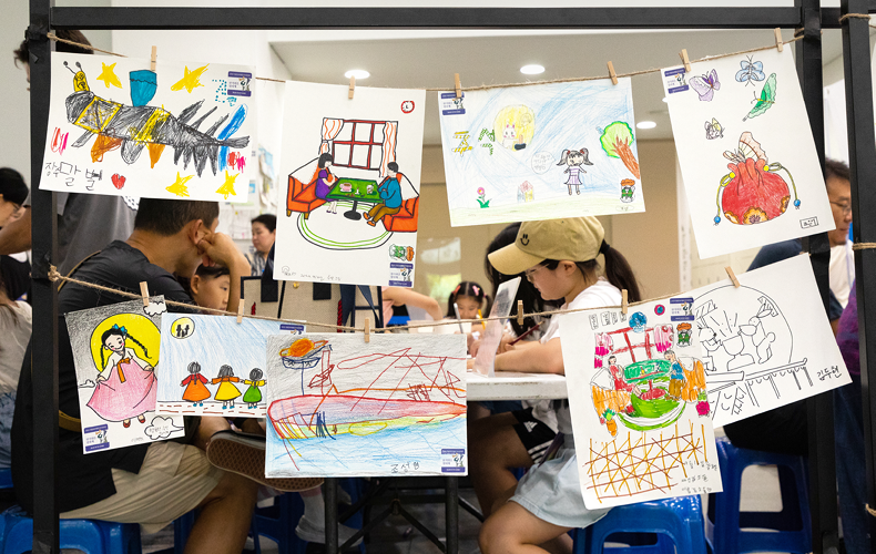 La foto muestra algunos de los dibujos alusivos al Chuseok realizados por los participantes durante un taller del evento '¡Sé un hípster en Hangawi!', celebrado los días 16 y 18 de septiembre de 2024 en el Museo Nacional de Folclore de Corea, ubicado en el distrito de Jongno-gu, en Seúl. | Museo Nacional de Folclore de Corea