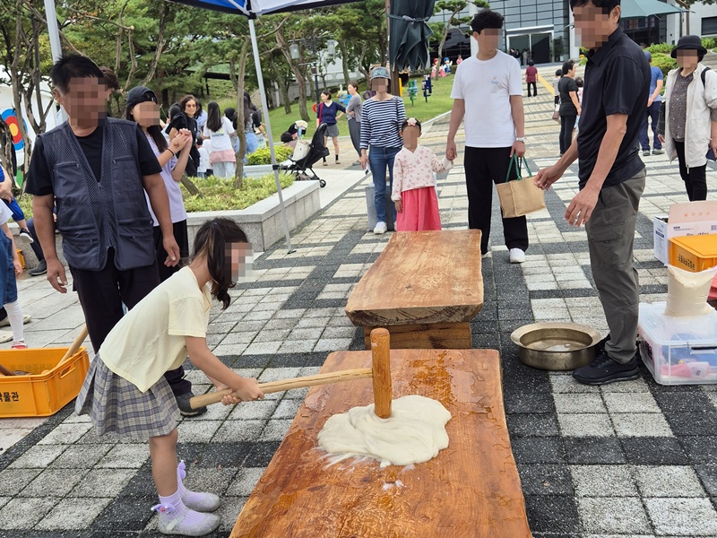 Una niña participa en la preparación tradicional de tteok, durante un evento cultural de Chuseok celebrado del 3 al 7 de octubre de 2025, en el Museo Nacional de Jeonju, en la provincia de Jeollabuk-do. | Museo Nacional de Jeonju