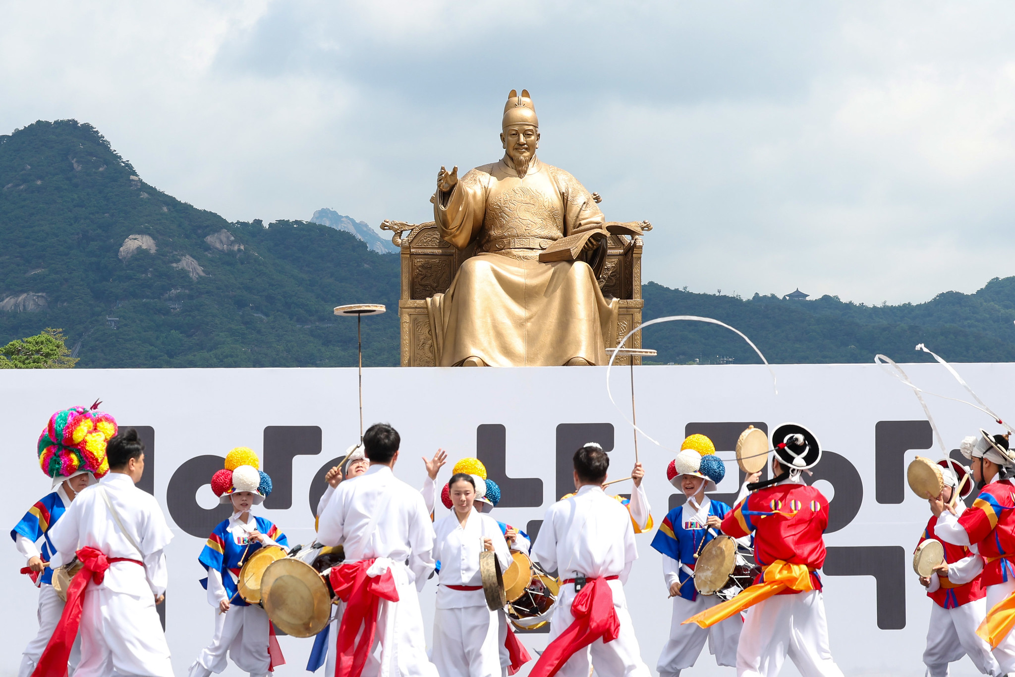 Una compa&ntilde;&iacute;a de artes esc&eacute;nicas tradicionales ofrece una presentaci&oacute;n durante el Gran Festival Arirang, el 5 de junio, en la plaza Gwanghwamun, en el distrito de Jongno-gu, Se&uacute;l. | (Korea.net DB