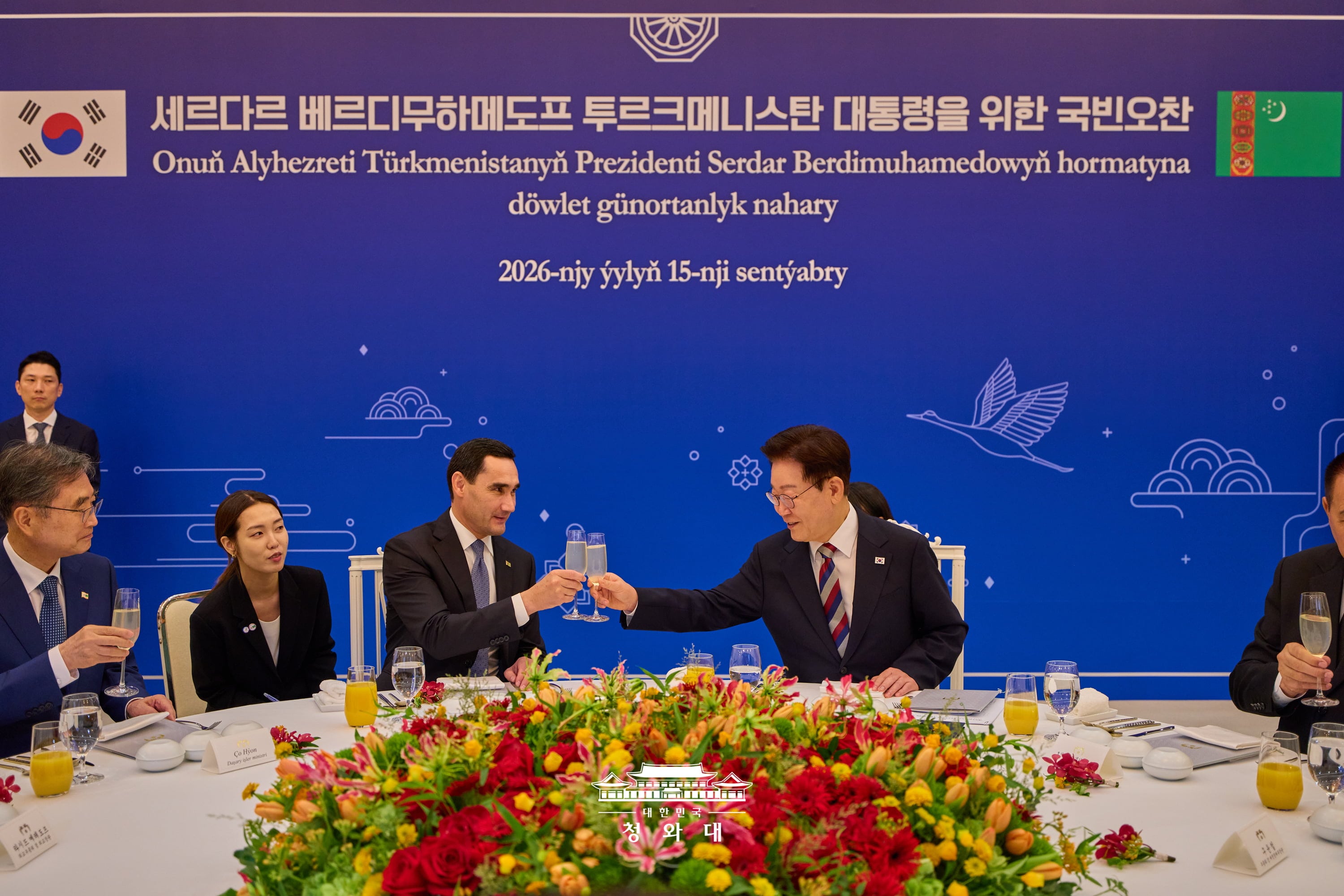 El presidente Lee Jae Myung (derecha) brinda con su homólogo turkmeno, Serdar Berdimuhamedow, durante la cumbre bilateral celebrada el 15 de septiembre en la oficina presidencial Cheong Wa Dae, en el distrito de Jongno-gu, en Seúl. | Cheong Wa D
