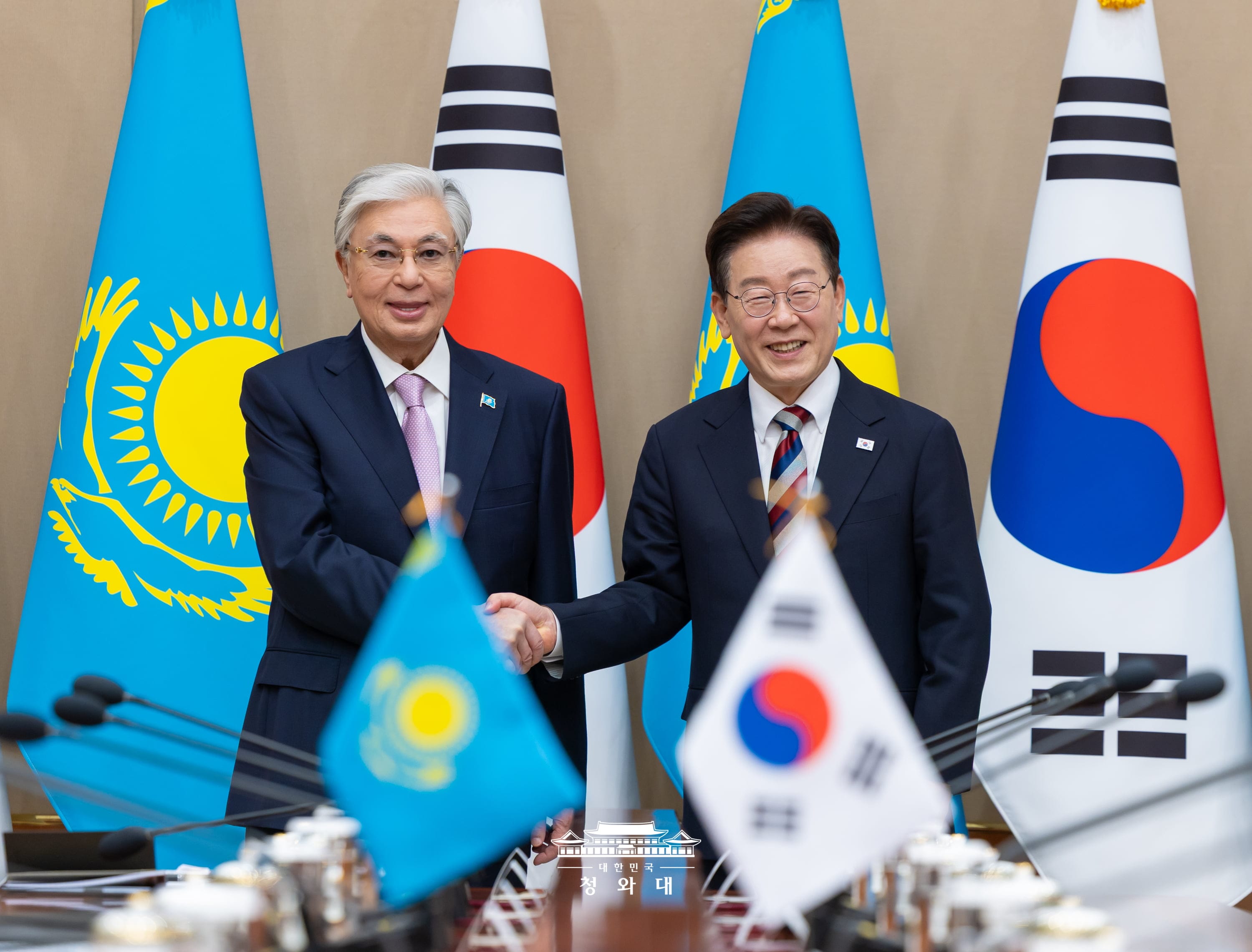 El presidente Lee Jae Myung (derecha) estrecha la mano de su homólogo kazajo, Kasim-Yomart Tokayev, durante la cumbre bilateral celebrada el 15 de septiembre en la oficina presidencial Cheong Wa Dae, en el distrito de Jongno-gu, en Seúl. | Cheong Wa Dae