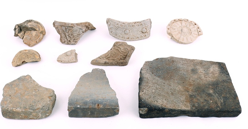 Tejas decorativas para aleros y baldosas de época descubiertas en el yacimiento de Goryeo de la isla de Seonyudo, en la ciudad de Gunsan, provincia de Jeollabuk-do.