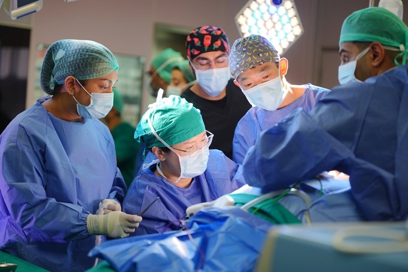 La foto, tomada en 2025, muestra al personal médico del Centro Médico Asan de Seúl enseñando técnicas quirúrgicas para el tratamiento de afecciones tiroideas recurrentes complejas en un hospital de Kuwait. | Centro Médico Asan de Seúl