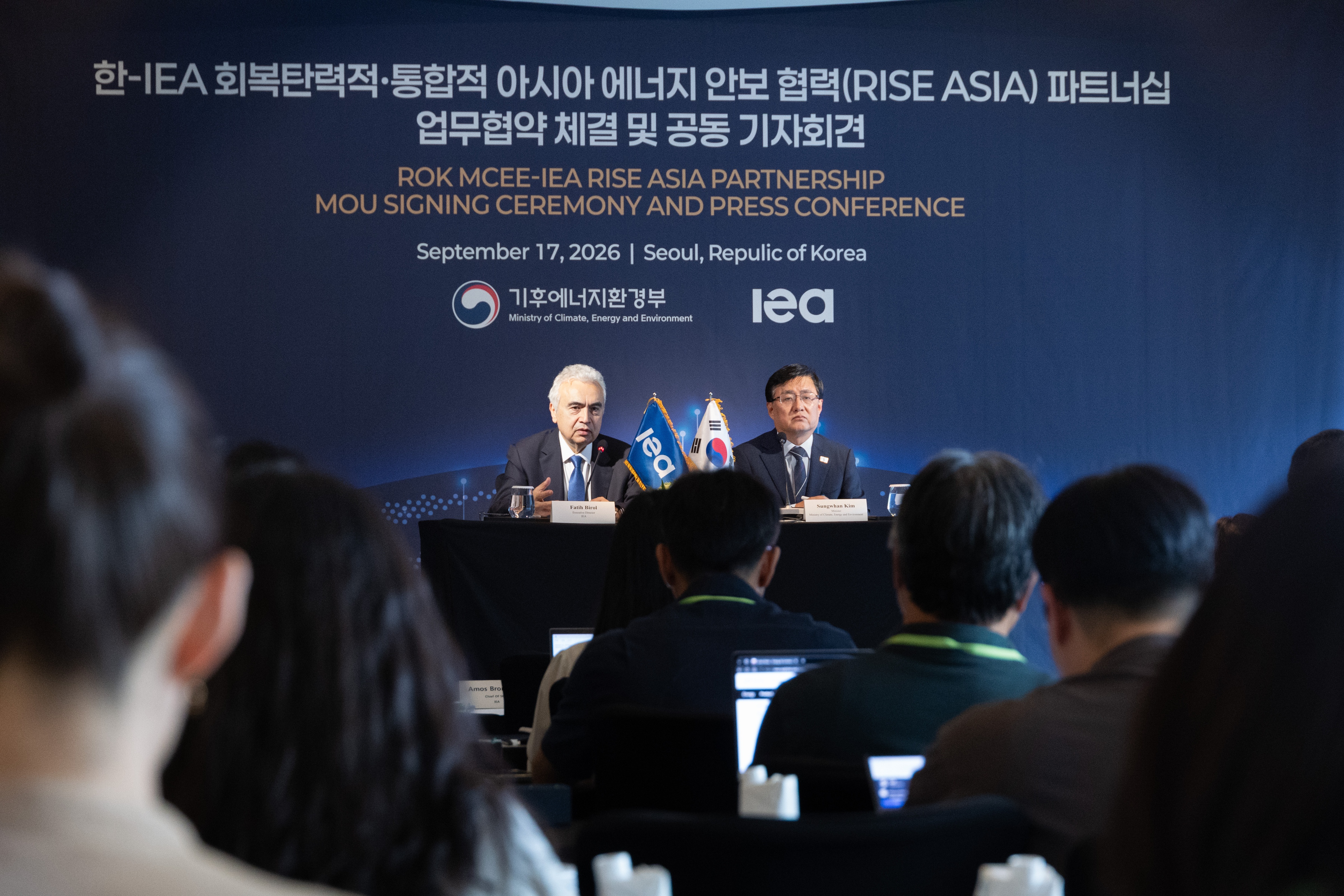 El ministro de Clima, Energ&iacute;a y Medio Ambiente, Kim Sungwhan (derecha), y el director ejecutivo de la AIE, Fatih Birol, participan en la ceremonia de firma del memorando de entendimiento (MOU, por sus siglas en ingl&eacute;s) para impulsar la iniciativa 