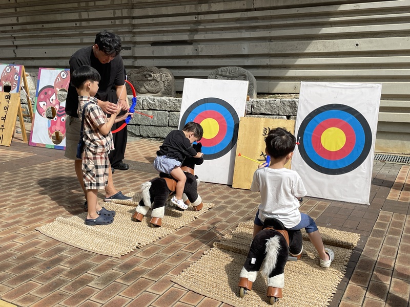 Varios niños practican tiro con arco tradicional en la zona de juegos folclóricos, durante el evento de Chuseok celebrado el 14 y 15 de septiembre de 2024, en el Museo Nacional de Cheongju, en la provincia de Chungcheongbuk-do. | Museo Nacional de Cheongju