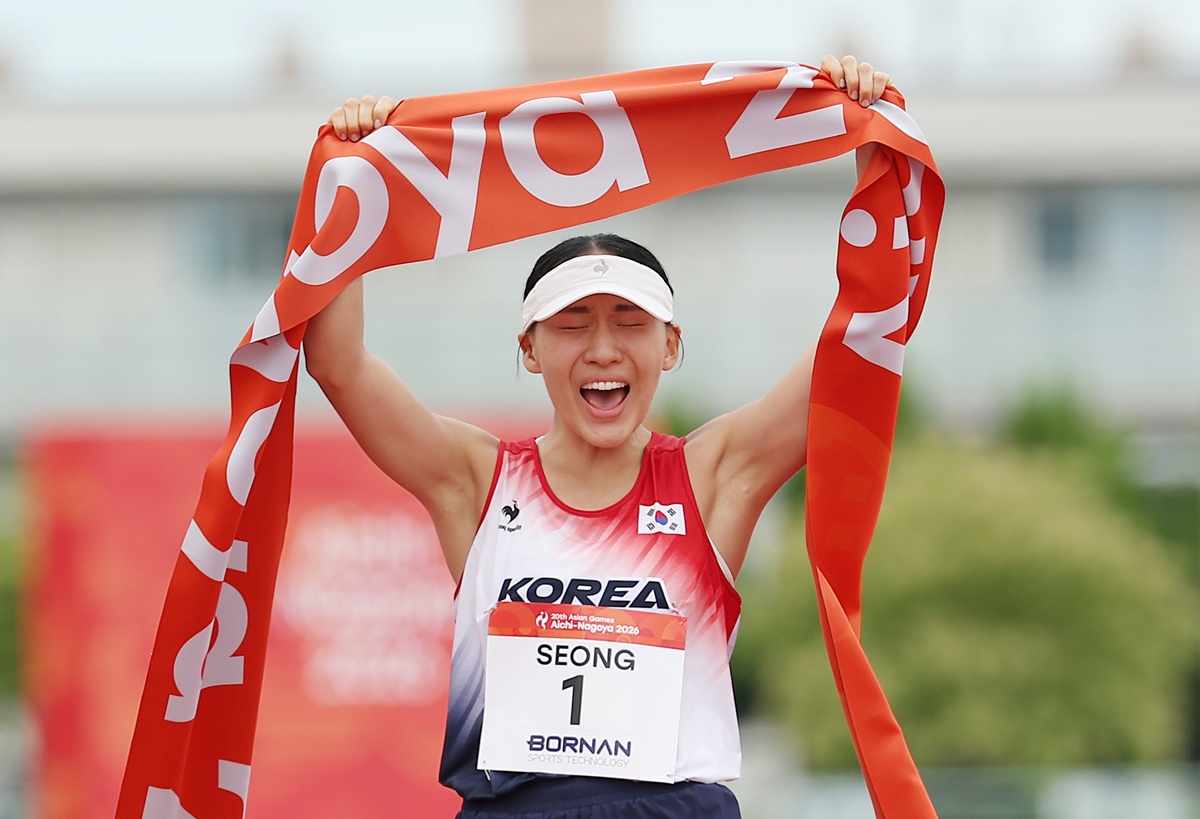 La atleta coreana Seong Seung-min festeja su victoria al cruzar la meta en la prueba combinada de tiro y carrera, durante la final individual femenina de pentatl&oacute;n moderno disputada el 20 de septiembre en Anjo, prefectura de Aichi, Jap&oacute;n. 