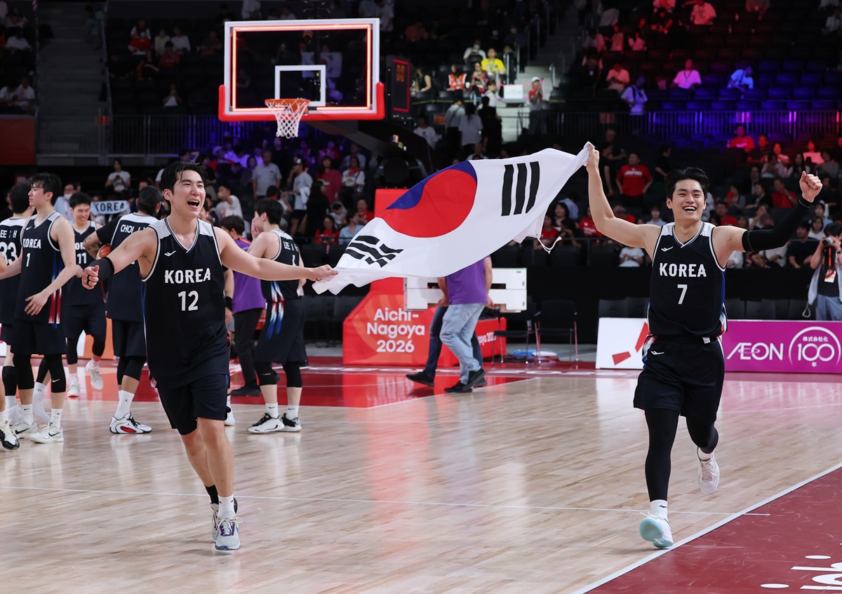 La selecci&oacute;n masculina de baloncesto de Corea celebra su victoria ante Jap&oacute;n en la final disputada en el Aichi International Arena de Nagoya, Jap&oacute;n, el 20 de septiembre.
