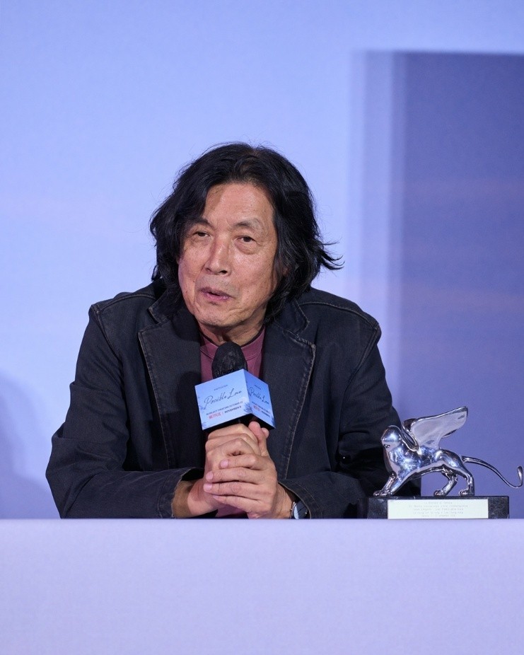 El director coreano Lee Chang-dong habla sobre su nuevo largometraje 'Un amor posible', durante la rueda de prensa celebrada el 21 de septiembre en el cine m&uacute;ltiplex CGV Yongsan I&rsquo;Park Mall, en el distrito de Yongsan, en Se&uacute;l. 