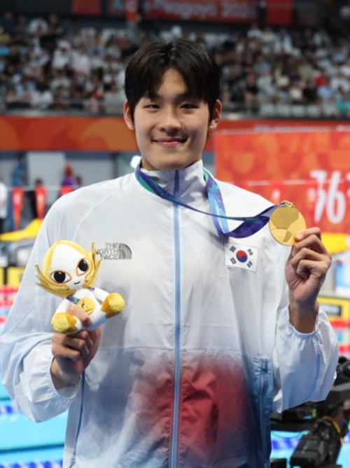 El nadador Kim Youngbeom sostiene su medalla de oro tras la final de los 50 metros estilo libre masculino, disputada el 21 de septiembre en el Centro Acu&aacute;tico de Tokio, Jap&oacute;n. | Cuenta oficial de Kim Youngbeom en Instagram.