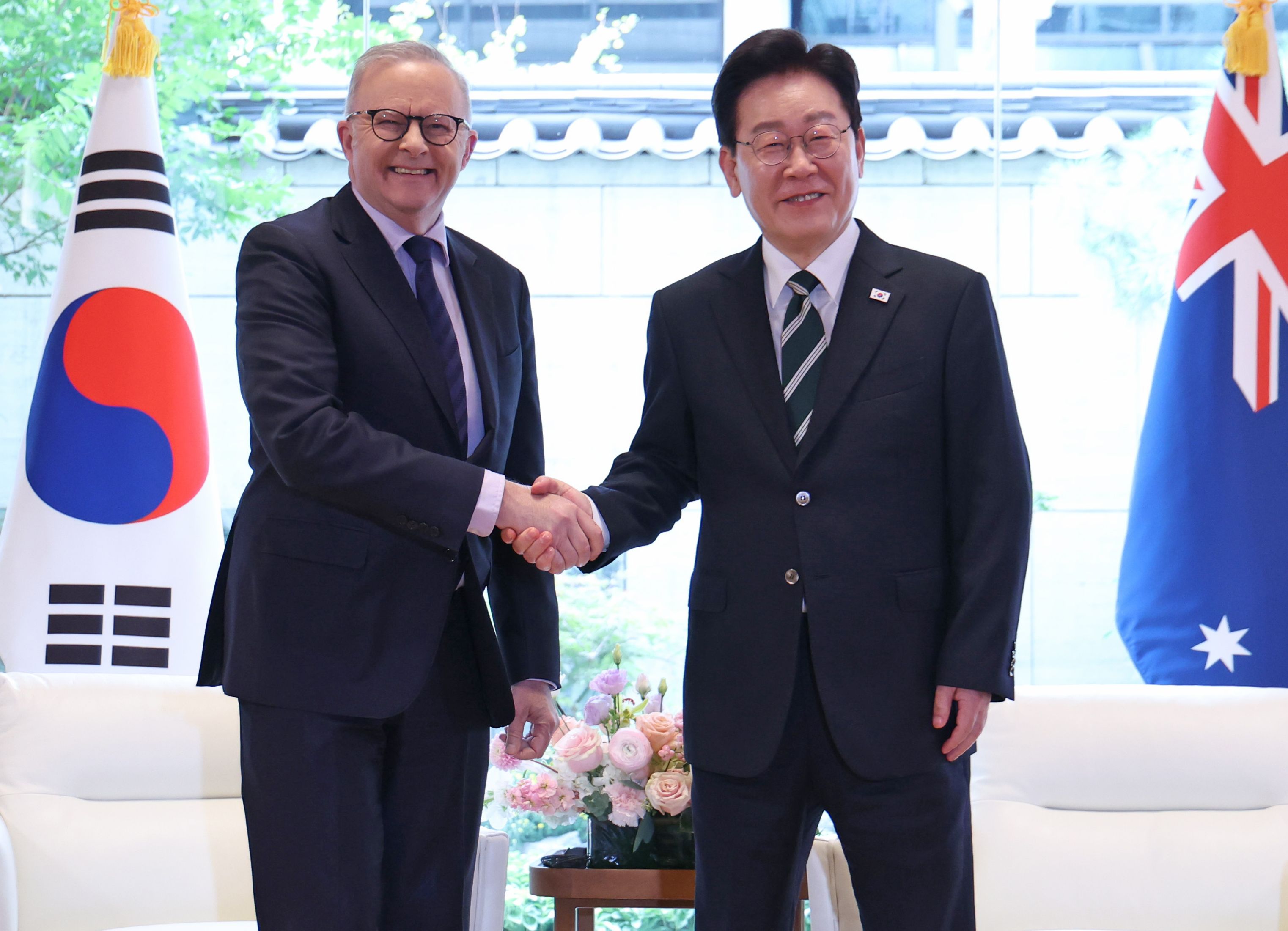 El presidente Lee Jae Myung (derecha) estrecha la mano del primer ministro de Australia, Anthony Albanese, durante una cumbre bilateral celebrada el 22 de septiembre (hora local) en Nueva York, EE. UU., en el marco de la Asamblea General de las Naciones Unidas. | Agencia de Noticias Yonhap 