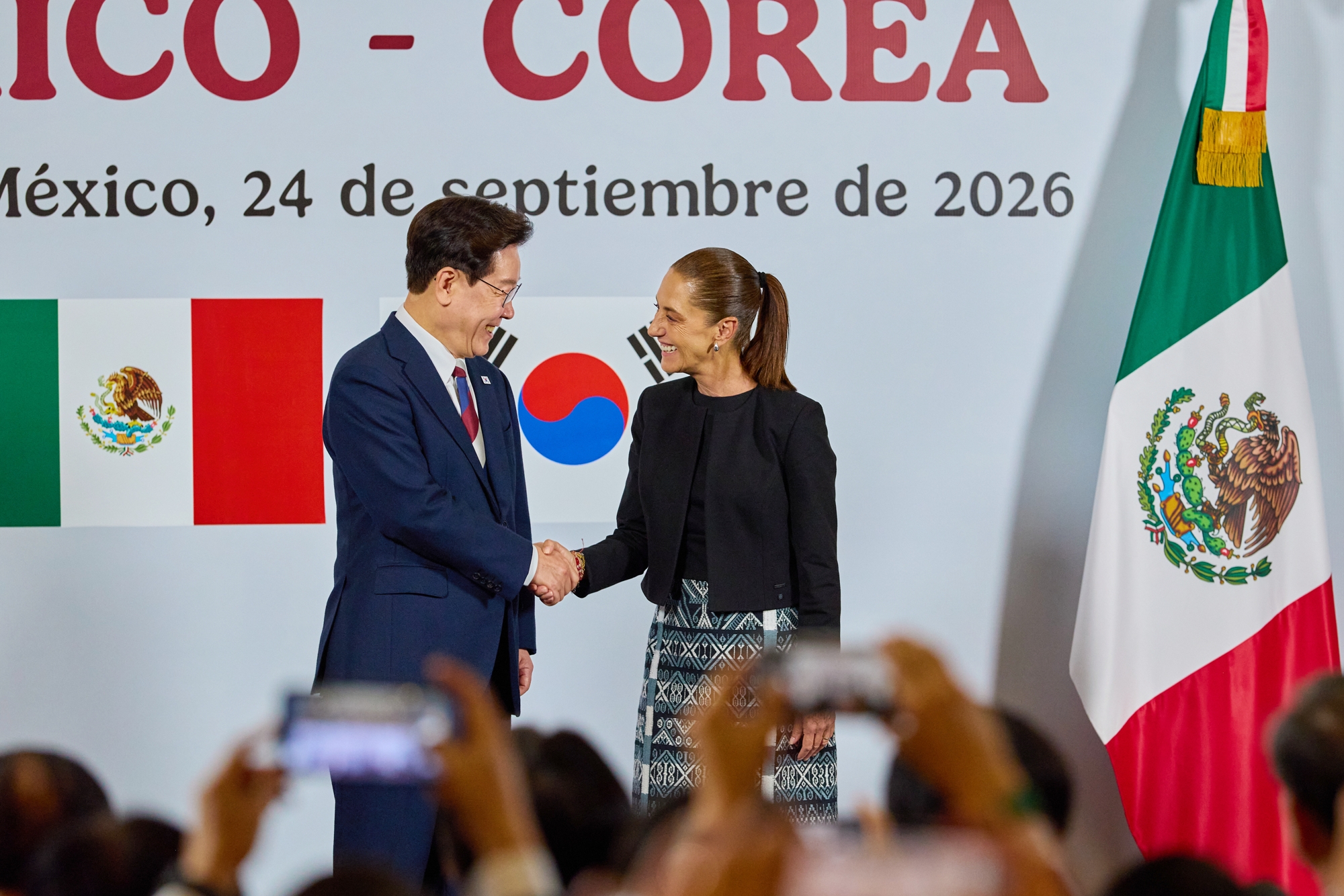 El presidente Lee Jae Myung (izda.) estrecha la mano de su hom&oacute;loga mexicana, Claudia Sheinbaum Pardo, tras ofrecer una declaraci&oacute;n conjunta a los medios en el Palacio Nacional de la Ciudad de M&eacute;xico, el 24 de septiembre (hora local). 