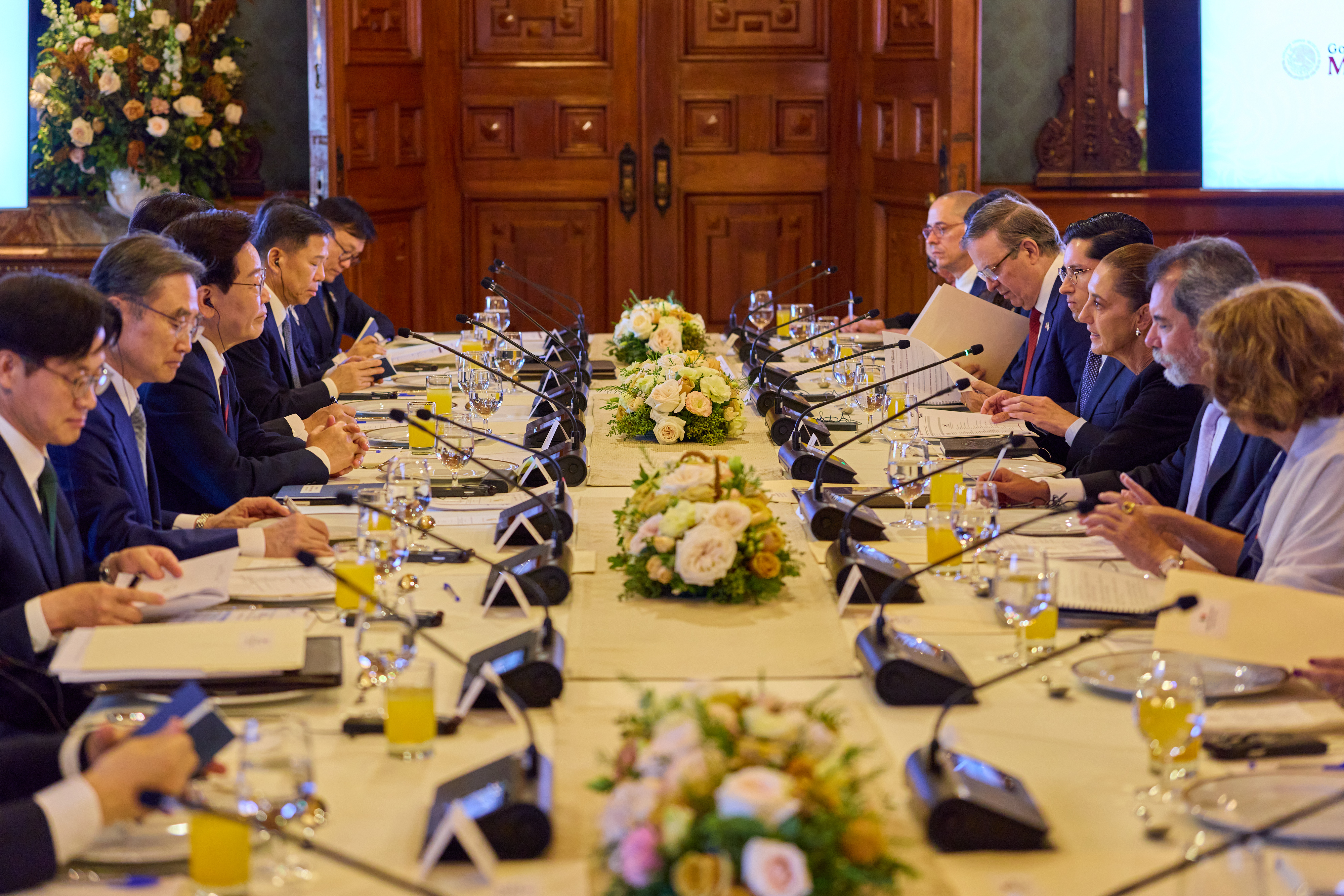 El presidente Lee Jae Myung (tercero en la fila de la izda.) sostiene una cumbre bilateral con su hom&oacute;loga mexicana, Claudia Sheinbaum Pardo (tercera en la fila de la dcha.), el 24 de septiembre (hora local), en el Palacio Nacional de la Ciudad de M&eacute;xico. 