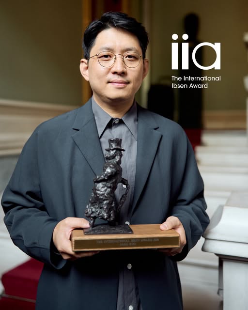 El director y artista multidisciplinar coreano Jaha Koo sostiene el Premio Internacional Ibsen. | Cuenta oficial del Teatro Nacional de Oslo en Facebook