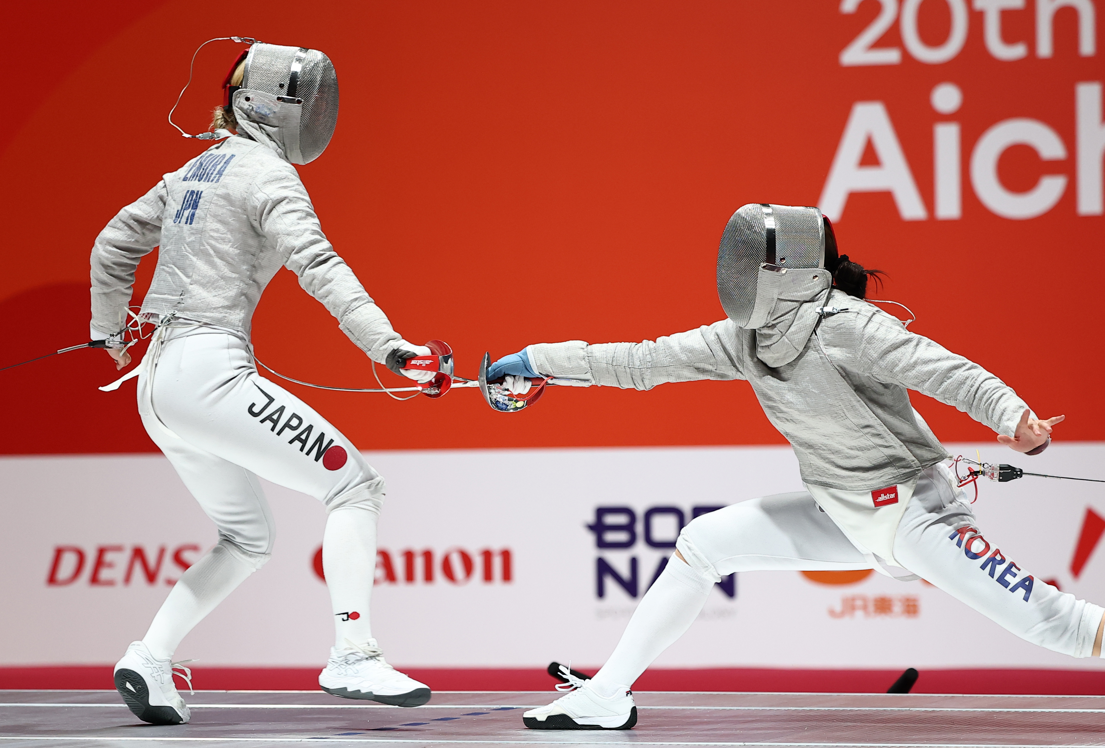 .La coreana Seo Ji-yeon (dcha.) se enfrenta a la japonesa Misaki Emura durante la final de la prueba de sable por equipos femenino de los Juegos Asiáticos de Aichi-Nagoya, celebrada, el 27 de septiembre de 2026, en el Aichi Sky Expo de Tokoname, Japón.