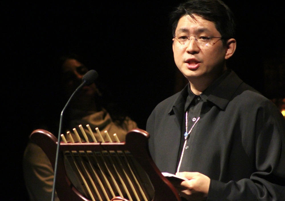 El director y artista multidisciplinar coreano Jaha Koo ofrece unas palabras tras recibir el Premio Internacional Ibsen, durante la ceremonia de premiaci&oacute;n celebrada el 26 de septiembre, en el Teatro Nacional de Oslo, en Noruega. | Agencia de Noticias Yonhap