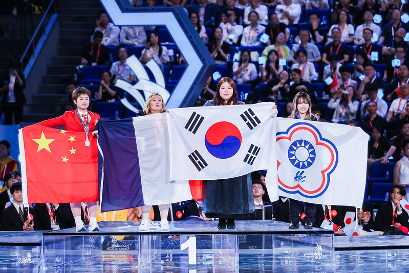 ▲ 지난 27일 중국 상하이 국가전시컨벤션센터(NECC)에서 열린 제48회 국제기능올림픽대회 폐막식에서 헤어디자인 직종에서 금메달을 획득한 김조영 선수가 태극기를 들고 세레머니를 하고 있다. 국제기능올림픽대회
