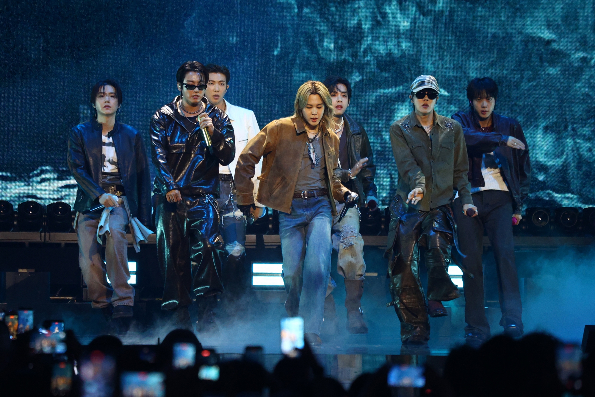 Los Integrantes de BTS act&uacute;an en el escenario del festival de m&uacute;sica 'iHeartRadio', celebrado el 18 de septiembre (hora local) en el T-Mobile Arena de Las Vegas, en EE. UU.