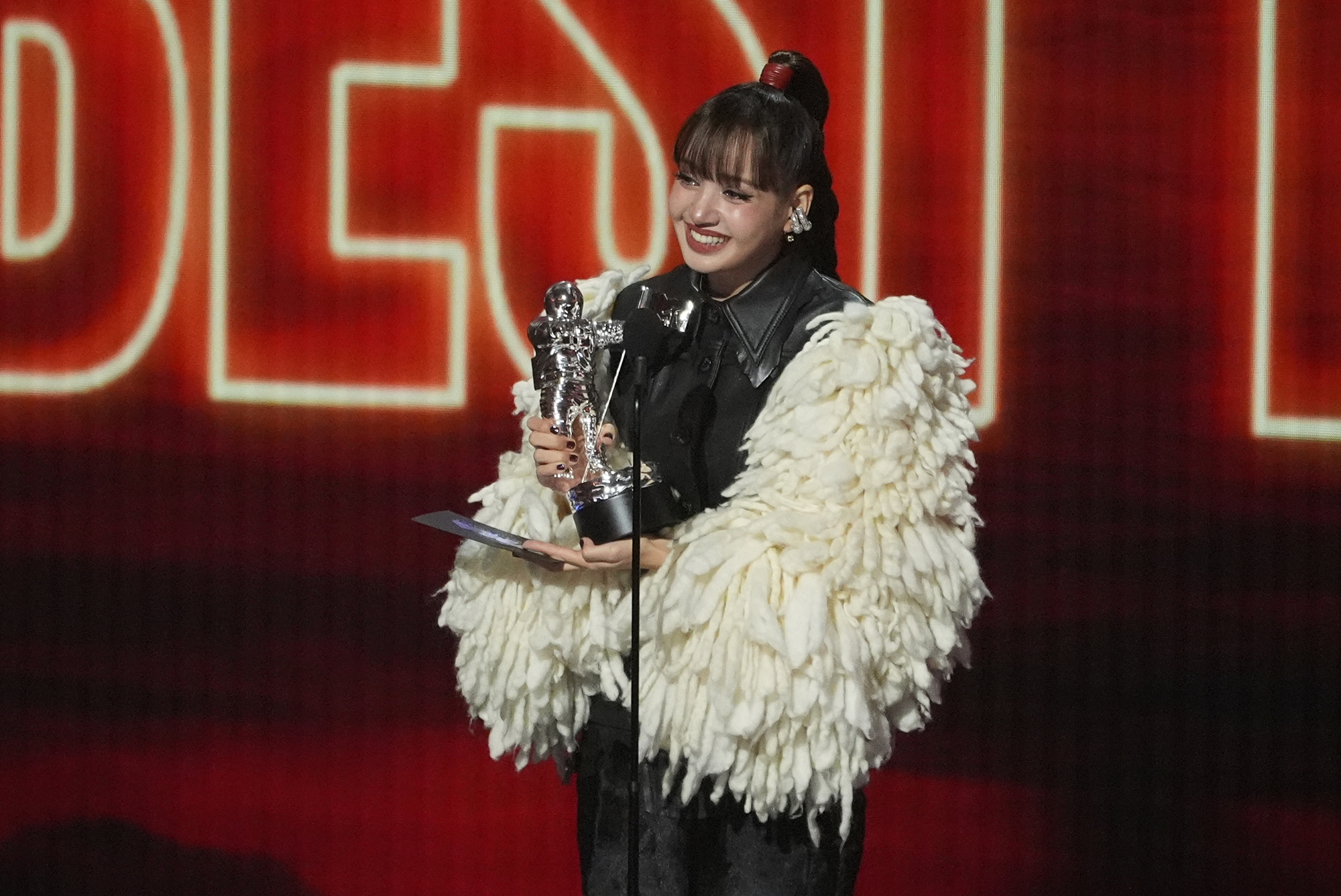Lisa, integrante de BLACKPINK, ofrece su discurso de agradecimiento tras alzarse con el premio a mejor Pop por 'Dream', durante los MTV Video Music Awards (VMA, por sus siglas en ingl&eacute;s) celebrados el 27 de septiembre en el Teatro Peacock, en Los &Aacute;ngeles, EE. UU.