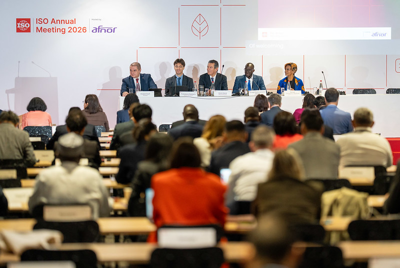 La foto muestra una de las sesiones de la Asamblea General de la Organización Internacional de Normalización (ISO, por sus siglas en inglés), celebrada del 27 de septiembre al 1 de octubre (hora local) en París, Francia. | Sitio web oficial de la ISO