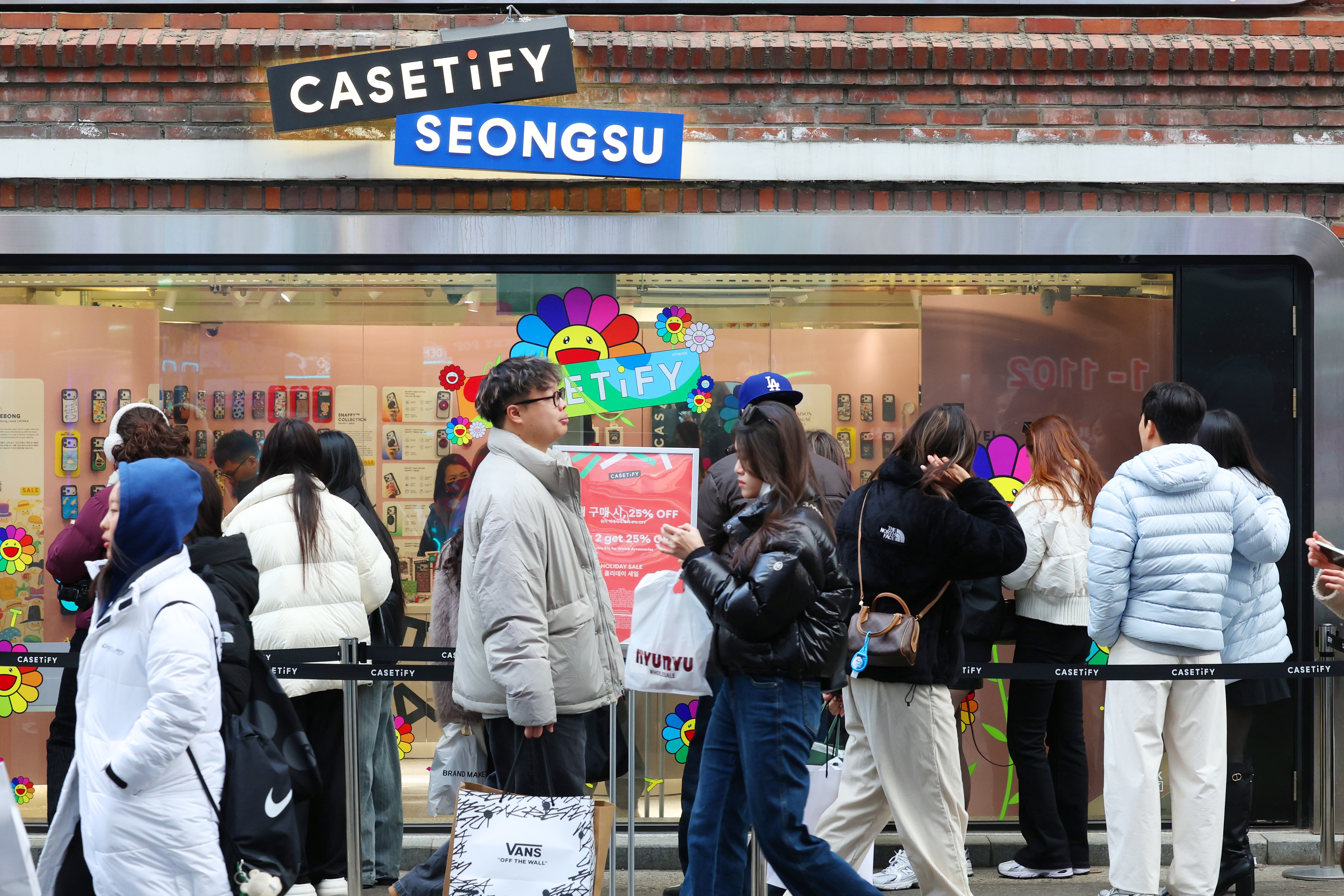 Una alta afluencia de p&uacute;blico transita por el vanguardista barrio de Seongsu-dong, en Se&uacute;l, el 9 de diciembre de 2025. | Korea.net DB