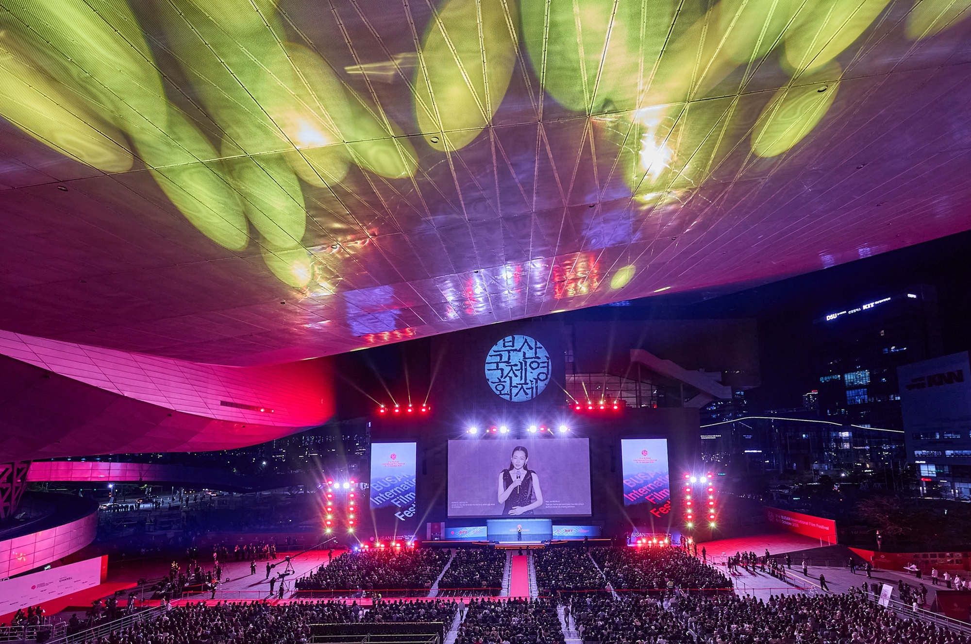 Vista panor&aacute;mica del teatro al aire libre del Centro de Cine de Busan, en el distrito de Haeundae-gu, donde se inaugur&oacute; el 6 de octubre la 31&ordf; edici&oacute;n del Festival Internacional de Cine de Busan (BIFF, por sus siglas en ingl&eacute;s), en una gala conducida en solitario por la actriz Kim Minha. | Festival Internacional de Cine de Busan