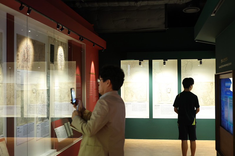 Un visitante toma una foto de uno de los mapas antiguos expuestos en la muestra especial 'Un mapa, dos miradas' (One Map, Two Perspectives), el 16 de octubre, en el Museo de Dokdo en Seúl, ubicado en el distrito de Yeongdeungpo-gu.