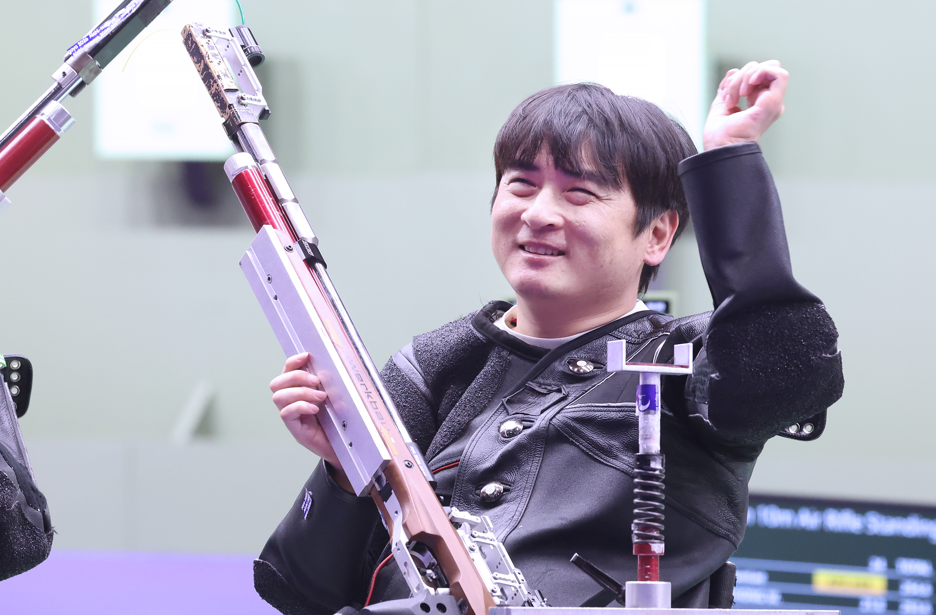 El tirador coreano Seo Huntae festeja tras ganar la medalla de oro en la final de rifle de aire a 10 metros de pie por equipos mixtos (categor&iacute;a SH2), celebrada el 19 de octubre en el Campo de Tiro Integral de Aichi, ubicado en la ciudad de Toyota, en la prefectura hom&oacute;nima, en Jap&oacute;n. | Comit&eacute; Paral&iacute;mpico de Corea