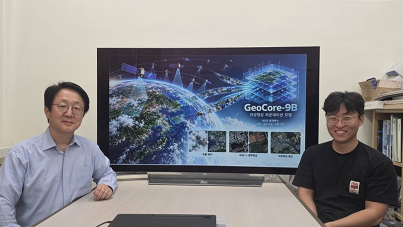 El profesor del Departamento de Ingenier&iacute;a El&eacute;ctrica y Electr&oacute;nica del KAIST, Kim Munchurl (izquierda), y el doctor Do Jeonghyeok presentan los resultados de la investigaci&oacute;n sobre el modelo 'GeoCore-9B'.