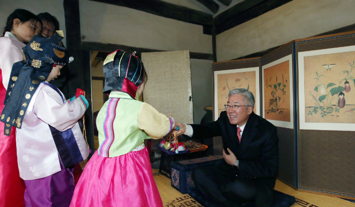 Niños vestidos de Hanbok recibiendo Sebaeton, el dinero que les ofrecen los mayores a cambio de la reverencia respetuosa. l Korea.net DB