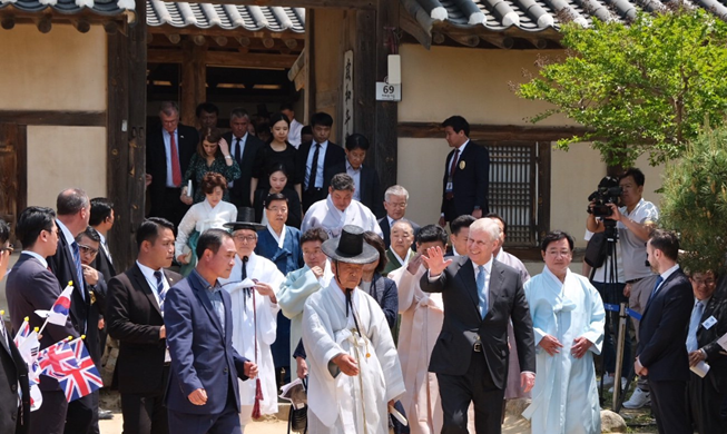 El 14 de mayo, el príncipe Andrés de Inglaterra saluda a los ciudadanos durante su recorrido por la aldea de Hahoe, en la ciudad de Andong, provincia de Gyeongsangbuk-do, que visitó la reina Isabel II hace dos décadas. | Twitter de la familia real británica