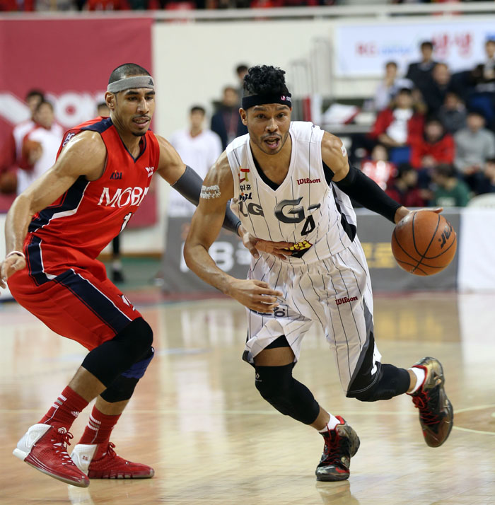 Moon Tae-jong (right) dribbles past his younger brother, Moon Tae-young, during a basketball game in Ulsan on January 21. (Photo: Yonhap News) 