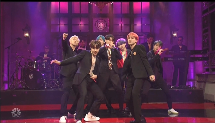 El 13 de abril (hora local) BTS ha estrenado su nuevo tema en el programa de televisión estadounidense, Saturday Night Live (SNL). | Captura de SNL