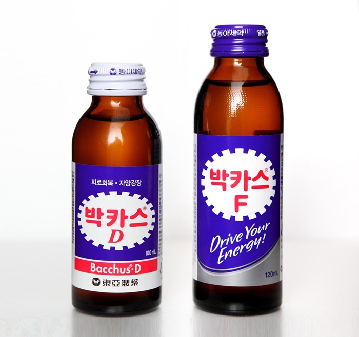 한국의 대표적인 장수상품 ‘박카스’. 왼쪽은 1963년 발매 당시의 원형을 그대로 유지하고 있는 ‘박카스D'. 오른쪽은 슈퍼와 편의점용으로 생산되는 ’박카스F'.