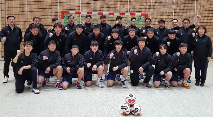 El 22 de diciembre de 2018, el equipo unificado de balonmano intercoreano masculino posa para una foto de grupo antes de su primera práctica en Berlín. | Yonhap News